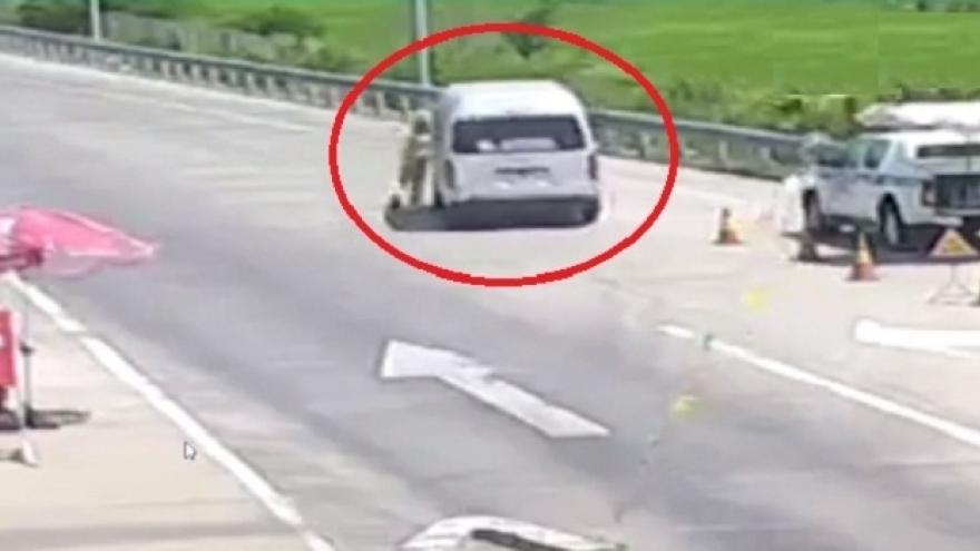 Tài xế giật giấy tờ, đâm thẳng và kéo rê cảnh sát giao thông hòng thông chốt kiểm dịch